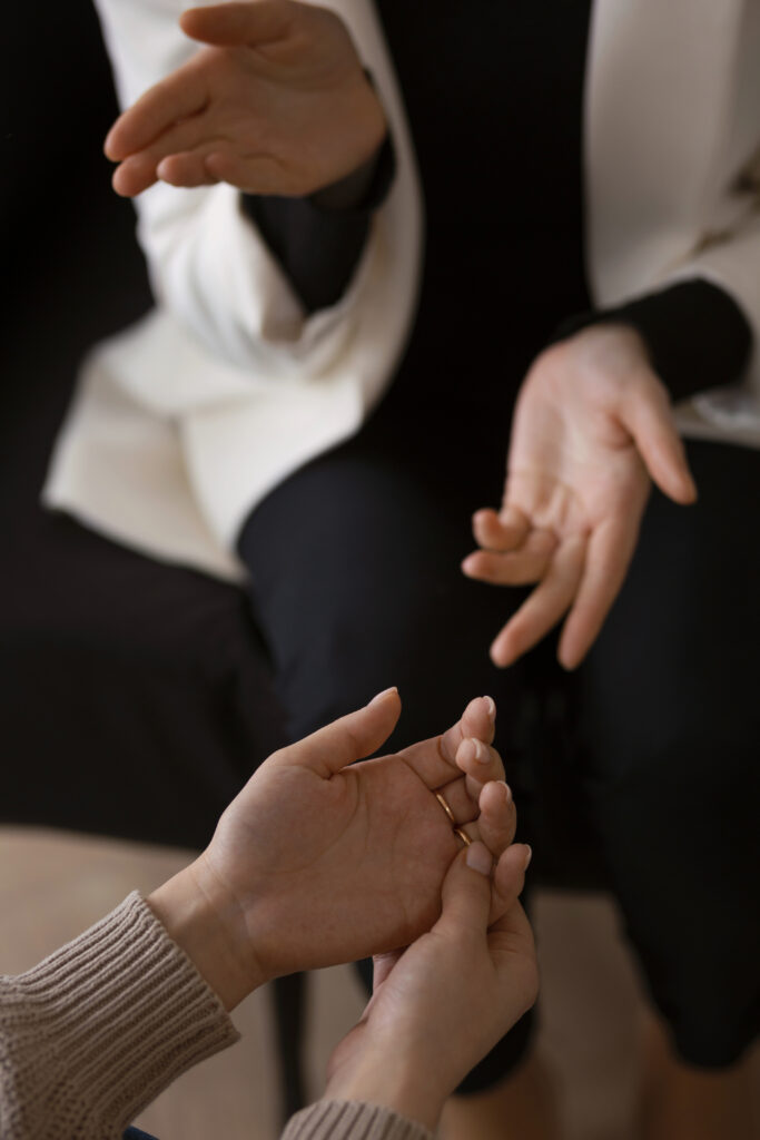 high-angle-therapist-patient-chatting